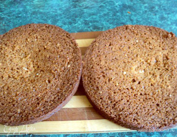 Готовый корж разрезать на две части.