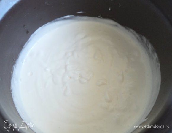 Желатин залить 40гр воды, дать набухнуть, затем распустить на небольшом огне. Сметану взбить вместе с йогуртом и сахаром до загустения. Добавить, продолжая взбивать, коньяк и распущенный желатин.