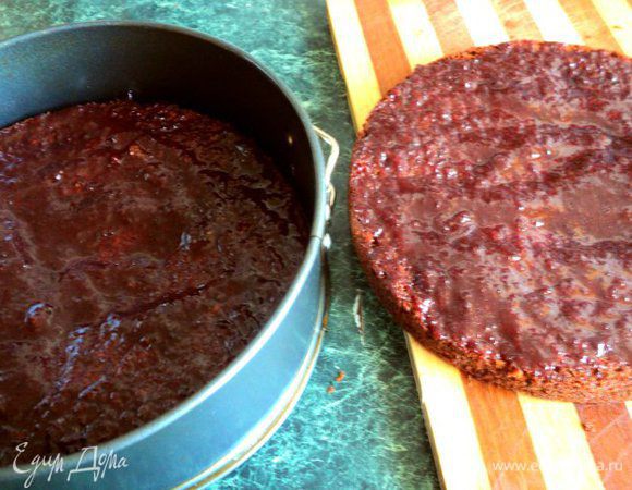 На дно формы для запекания положить один корж, смазать сливовым джемом с шоколадом  ( http://www.edimdoma.ru/retsepty/44803-sliva-s-shokoladom). Так же смазать джемом и второй корж.