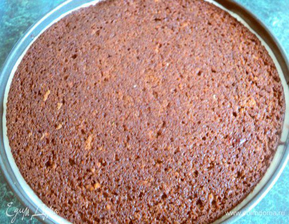 Вылить оставшийся крем и сверху положить второй корж  стороной, смазанной джемом. Поставить торт в холодильник на 2-3 часа для застывания.