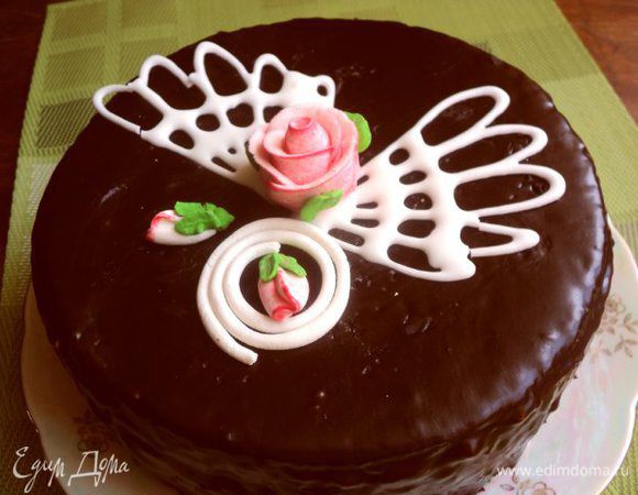 Торт вынуть из формы, установить на решетку и залить растопленным шоколадом. Поставить торт на 20-30 мин в холодильник для застывания шоколада. Сверху торт украсить по своему желанию. Я украсила торт розами из мастики и айсингом.