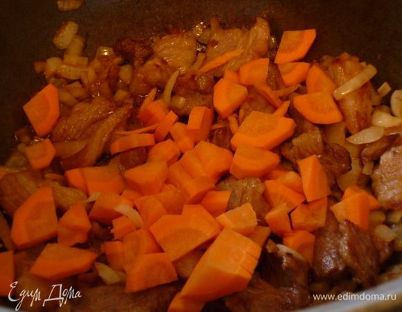 Лук нарезать мелким кубиком, морковь кусочками. Добавляем к обжаренной грудинке лук,помешивая, обжарим 2-3 минуты. Затем добавим морковь и еще обжарим 2-3 минуты.