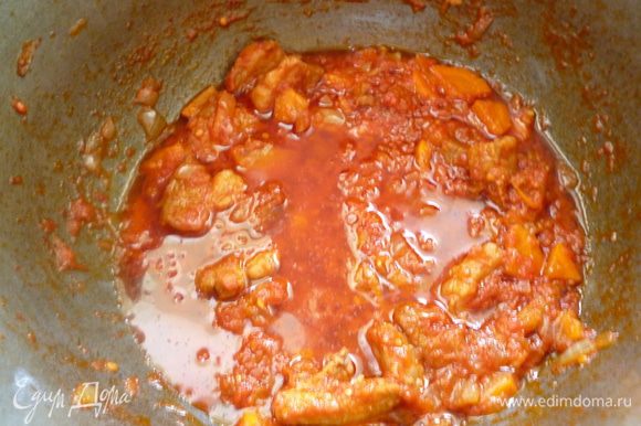 Добавляем томатную пасту, перемешаем и обжарим, помешивая, примерно минуту, затем добавляем натертые на крупной терке помидоры. Тушим, помешивая, до испарения жидкости (10-15 мин.) и следим, чтобы не подгорело.