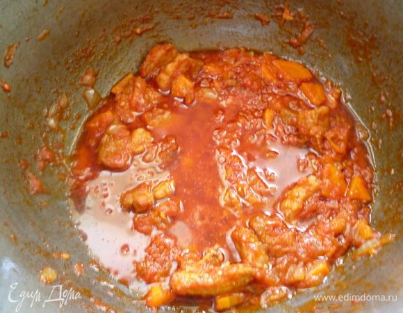 Добавляем томатную пасту, перемешаем и обжарим, помешивая, примерно минуту, затем добавляем натертые на крупной терке помидоры. Тушим, помешивая, до испарения жидкости (10-15 мин.) и следим, чтобы не подгорело.