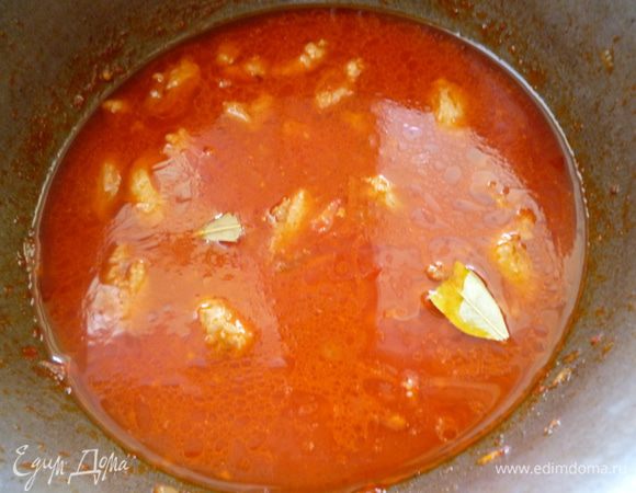 Добавляем горячую воду из чайника, чтобы она полностью закрыла мясо с овощами. Солим, перчим, добавляем лавровый лист, уменьшаем огонь до минимума и тушим до полуготовности мяса. Если надо, добавляем во время тушения воду. Блюдо должно быть не сухим, а похожим на очень густой суп.