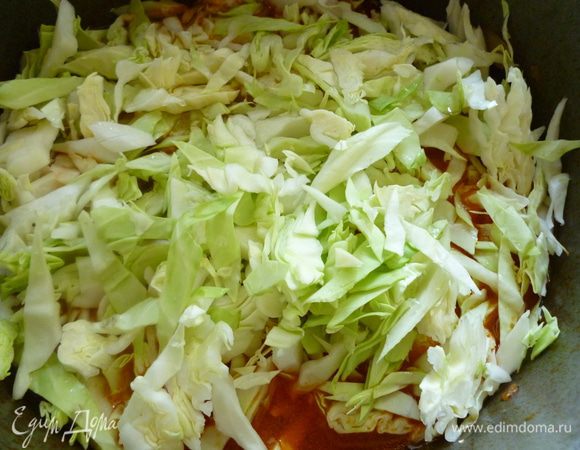 Капусту нарезать не очень мелко. Выкладываем ровным слоем поверх мяса с овощами, закрываем крышкой, тушим 10 минут.