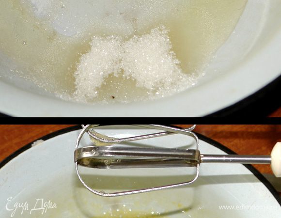 Яйца, соль и сахар тщательно взбить. Если любите оладьи послаще, то сахара можно добавить в 2 раза больше.