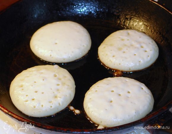 Всыпать соду, взбить. После соды уже ничего не добавлять, иначе тесто выйдет не такое, как надо. Пожарить оладьи на хорошо разогретой сковороде с растительным маслом. Масла добавляйте немного.