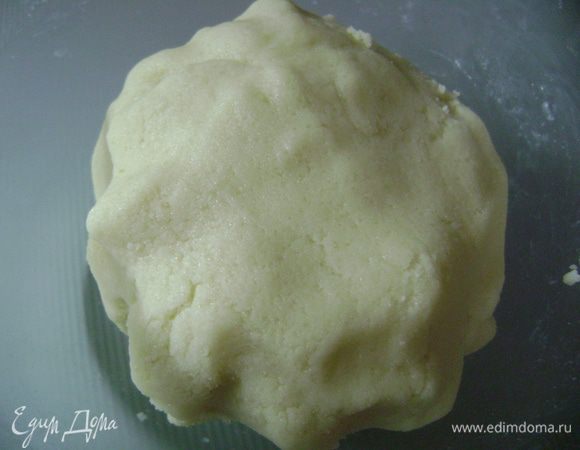 Замесить однородное тесто, завернуть в пленку и убрать в холодильник минимум на час.
