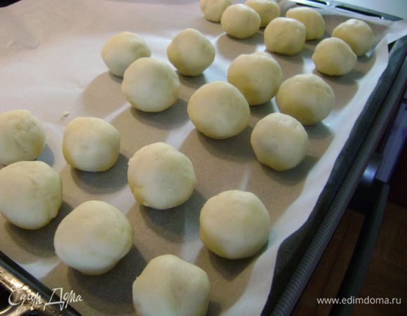 Уложить шарики на противень, застеленный пергаментной бумагой, в три ряда, чтобы не спутать, где какие шарики. Выпекать в предварительно нагретой до 220 гр. духовке 15 мин. (время зависит от размера шариков) до золотистого цвета.