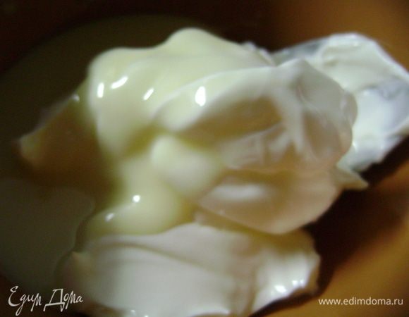 Тем временем для крема сметану взбить со сгущенным молоком и мороженым.