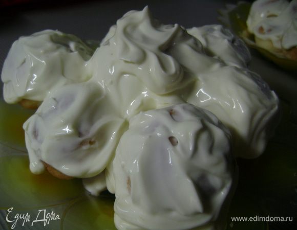 Уложить шарики, чередуя начинки, и хорошенько обмазать кремом. Можно окунать в крем и потом выкладывать на тарелку.