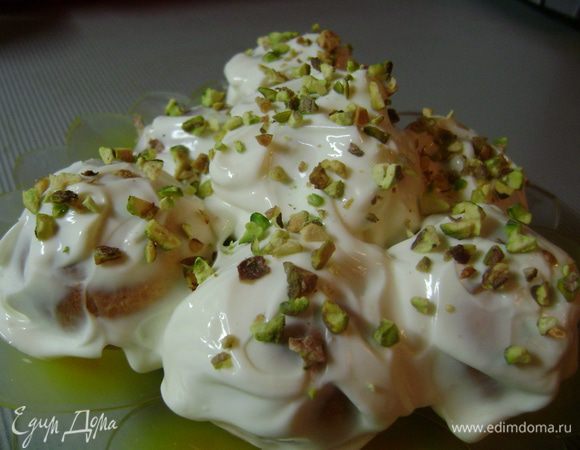 Убрать снежки в холодильник минимум на час. Затем оформить по желанию: посыпать орешками, полить сиропом, украсить фруктами и т.д.