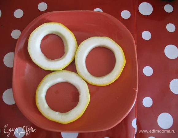 Промыть кабачки, нарезать поперек на шайбы толщиной 1-5.5 см, серединку с семенами вырезаем ножом.