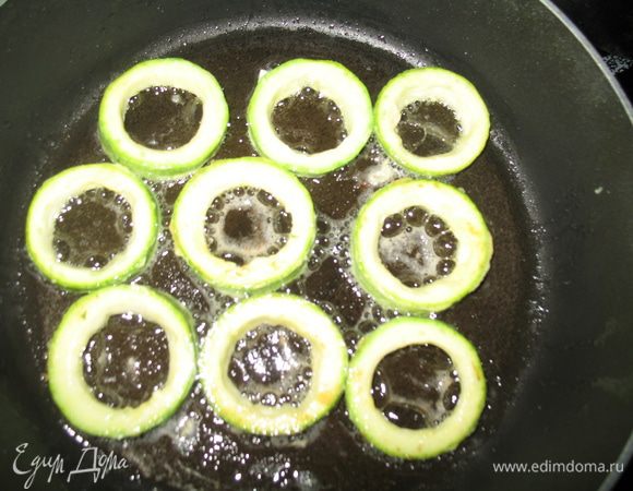 Одно яйцо слегка взбить вилкой, обмакнуть наши колечки и поджарить с двух сторон на растительном масле, но не до готовности! Они еще будут прожариваться с фаршем.