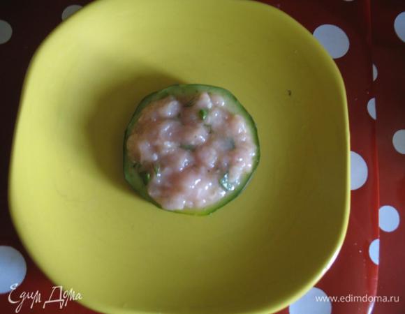 Кладем наши колечки на  разогретую сковороду (средний огонь), вкладываем в серединку каждого колечка фарш. Мы его кладем чтоб он заходил на кабачок, чтоб наш фарш и колечко поджарившись, стало одним целым.