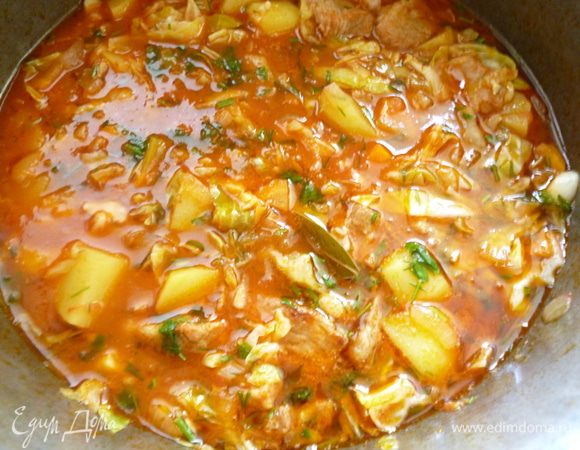 Затем перемешиваем, добавляем щепотку сахара, пробуем на соль, если надо - досолить. Добавляем зелень и еще тушим 10-15 минут. Выключаем огонь,даем блюду еще настояться минут 5 под крышкой и можно приступать к трапезе. Приятного вам  аппетита!