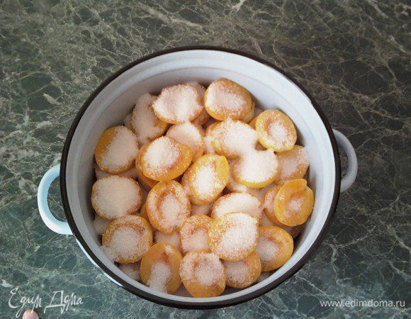 Из плодов удалить косточки, разрезая вдоль полоски.
В кастрюлю (у меня эмалированная с широким дном и низкими стенками) выложить слоями половинки ягод чашечками вверх. При этом каждый слой засыпать сахарным песком.  Отставить в сторону  -  до появления сока и растворения сахара  (от 4 часов до суток).  Я ставлю на ночь в холодильник.