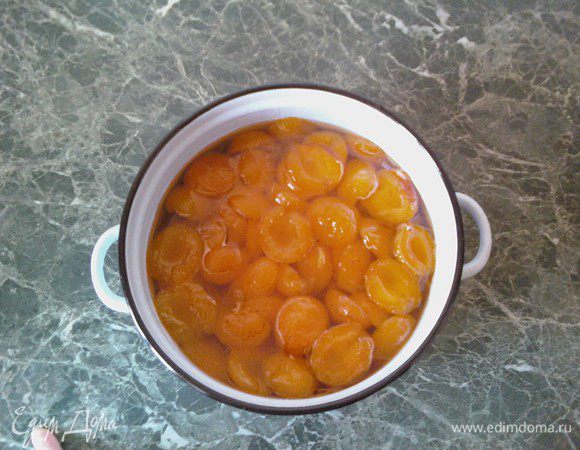 Заливаю холодной кипяченой водой, так как люблю очень жидкое варенье с плавающими цельными ягодами. Это делать не обязательно -  многим нравится варенье, приготовленное  в собственном соку (более насыщенное).
Посуду с абрикосами поставить на средний огонь. 
Варить в 3 приема  -  по 5 минут (после закипания)  -   с интервалом 3 часа.
Чтобы ягоды остались целыми  (и легче было собрать пенку )  -  емкость встряхивать или покачивать из стороны в сторону, а  не перемешивать деревянной лопаткой. 
Пенку снимать ложкой в момент закипания.
