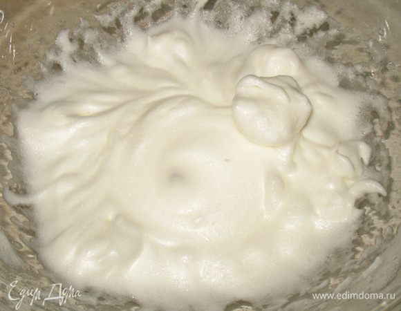 Взбиваем белки в крепкую пену.