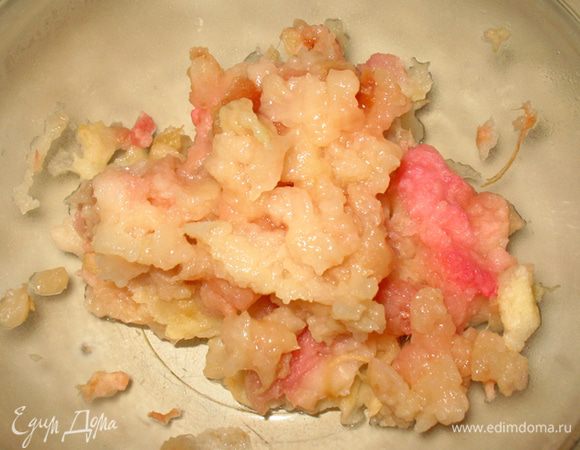 Взбиваем яблочное пюре с 50 гр. сахара.