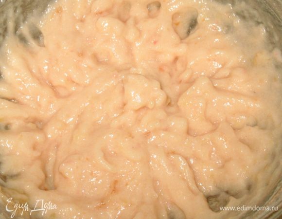 Аккуратно добавляем белки к взбитому яблочному пюре, продолжаем взбивать еще 5 минут.