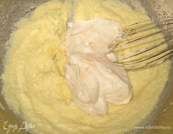 Маргарин перемешиваем с сахаром до однородного состояния.  Добавляем  ¼ подготовленного пюре и перемешивают. 
   