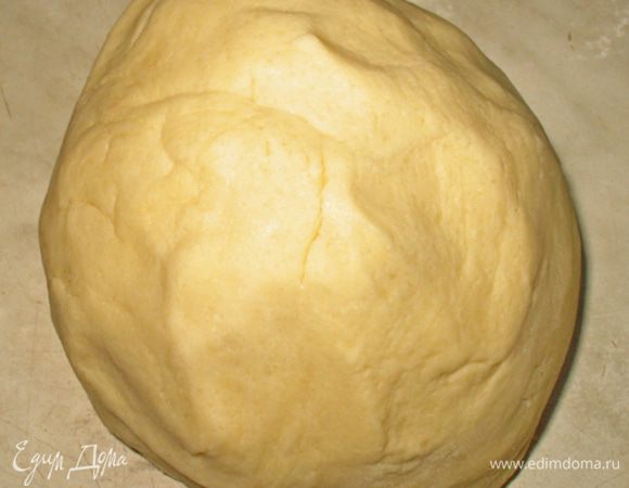 Добавляем муку, соль и разрыхлитель -  замешиваем тесто. Раскатываем тесто толщиной 3-5 мм , вырезаем кружочки диаметром 50 мм. Застилаем противень бумагой для выпечки, выкладываем кружочки и выпекаем 10 -15 минут при температуре 180 градусов.