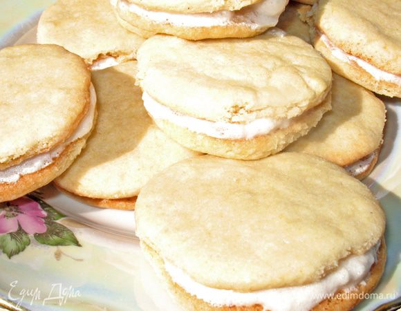 Выпеченные кружочки склеивают попарно яблочной начинкой. Сверху глазуруют помадкой или посыпают шоколадом и сахарной пудрой. Если успеете.