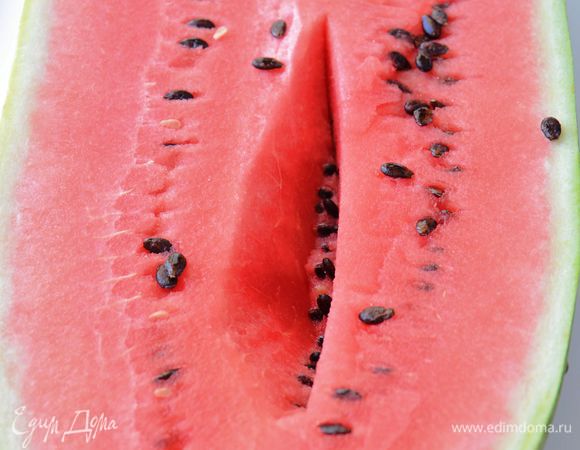 Арбуз очистить и удалить семечки. Сложить в блендер и пюрировать. Перелить в отдельную емкость.