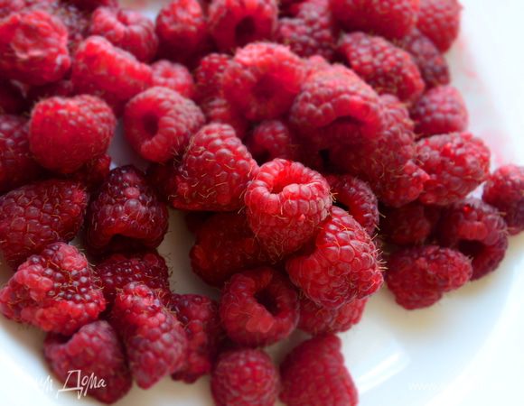 Малину вымыть и так же сложить в блендер и пюрировать. Используйте не погружной блендер! Отжать малиновое пюре через марлю.