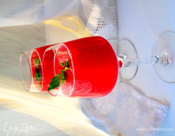 Соединить арбузную и малиновую массу, добавить кубики льда. Если малина была кислая или арбуз не очень сладкий, добавьте немного сахара, хорошо размешайте до растворения. Перелить в бокалы и украсить листиками мяты. Если хотите острых ощущений, то можно добавить алкоголь на ваш вкус.