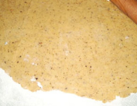 Шоколад натереть на терке. Смешать все  компоненты. Приготовить тесто, раскатать скалкой в тонкий пласт.