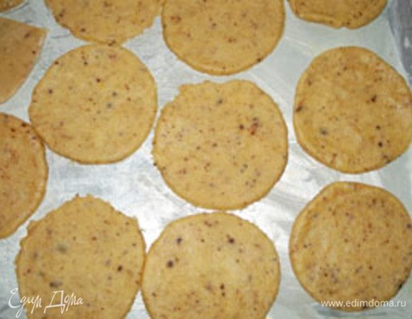 Выпекать их на смазанном маслом противне при температуре 150 градусов.