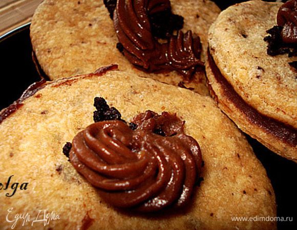 Оставшимся кремом украсить печенье.