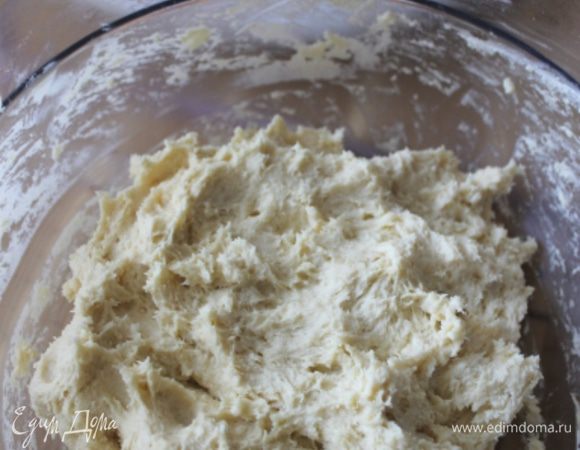 Сметану почти комнатной температуры смешать с содой (она погасится), мягким сливочным маслом, солью. Просеять муку, замесить мягкое тесто, убрать на 20 мин в холод.

В это время подготовить начинку; разделить просушенные абрикосы на половинки.