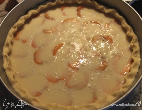 Приготовить заливку. Яйцо взбить с сахаром добела (я это делаю миксером с насадкой "венчик"), продолжая взбивать, ввести сметану и муку. Залить сметанным кремом начинку из абрикосов, немного потрясти форму, чтобы заливка лучше распределилась. (Я ещё загнула бортики немного к центру, потому как они получились высокими).