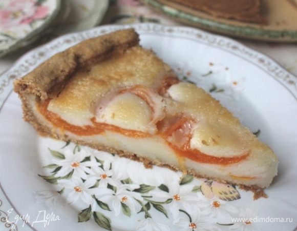 Остудить готовый пирог на решётке, сняв кольцо. Подавать охлаждённым. Приятного аппетита!