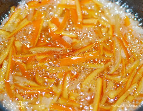 Апельсины тщательно промойте под струей теплой воды. Сделайте концом ножа крестообразные надрезы на каждом апельсине, осторожно снимите кожицу. У меня остаются корочки после приготовления фрешей от лимонов и апельсинов. Нарежьте кожуру на небольшие тонкие полоски, положите их в холодную воду, чтобы она только покрывала их, варите 20 минут. Слейте воду и повторите процесс 5 раз. Благодаря этому корочки станут меньше горчить. В последний раз добавьте в кипящую воду щепотку соли. Из 2 стаканов сахара приготовьте сироп, залив все стаканом воды. Положите в сироп 1 ст. л., сливочного масла, а затем — нарезанную кожуру. Варите на среднем огне до тех пор, пока цедра апельсина не впитает в себя сироп полностью. У меня уходит 1,5–2 часа.