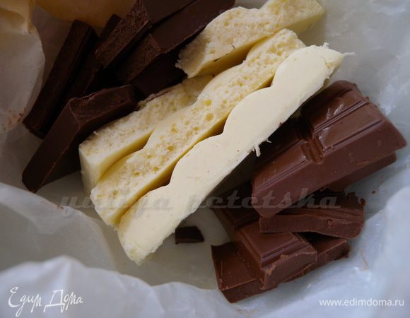 Растопить шоколад на водяной бане или в микро