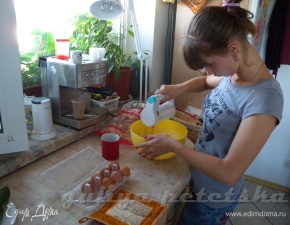 Взбить размягченное масло с сахаром, затем по одному добавлять яйца и взбивать до однородности.  (на фото - подружка)