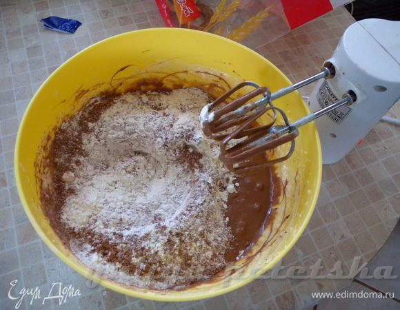 Просеять вместе муку какао и разрыхлитель. Всыпать в жидкую массу и перемешать. Получается достаточно густо. Вливать понемногу молоко и перемешивать до достаточного состояния теста. Консистенция должна быть как на кекс.  Не взбивать.