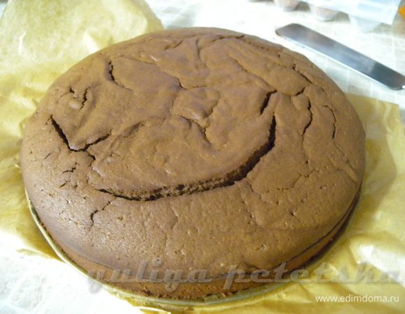 Дать полностью остыть.  У меня немного рвануло верх, в следующий ра добавлю больше молока. Корж очень густой и плотный. не такой как бисквит. Чем-то напоминает большой медовый пряник (но благороднее). Пробовала съесть кусочек всухую - жирно. Нужно обязательно с кремом или запивать :-)