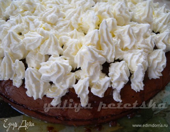 Взбить сливки (без сах пудры). И выложить поверх коржа. 