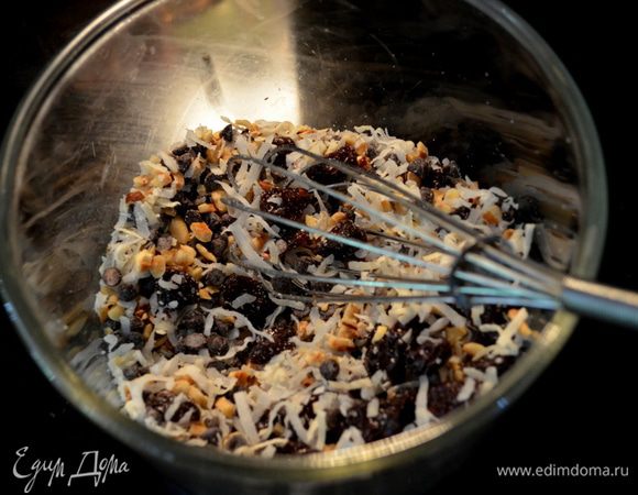 Смешаем кокосовую стружку,шоколадные капли,сухую вишню и орехи вместе.Отложим со смешанной массы 1стакан.Все отставим в сторону.