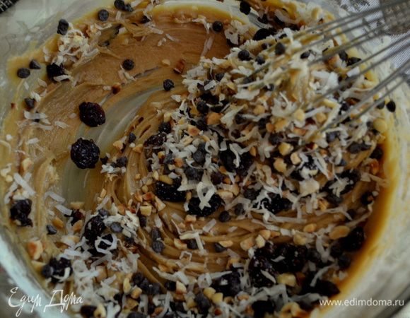 В другом блюде смешаем муку,разрыхлитель и соль,отставим в сторону. Отдельно смешаем слив.масло и сахар на сред.скорости до пышного состояния около 3х минут.В массу добавить яйца и ванилин. Перемешаем.Снизим скорость  и добавим в массу мучную смесь,перемешаем.Затем добавим приготовленный 1 стакан со смешанной смесью кокосов.стружки.Все хорошо перемешаем.