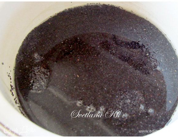 Пока тесто подходит приготовим начинку. Мак промыть холодной водой и залить крутым кипятком, выше уровня мака на 1 см. Плотно закрыть и дать набухнуть минут 40.