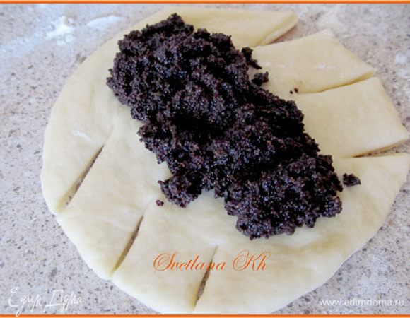 Из подошедшего теста сформировать пирожки. Я люблю, когда начинки много ))