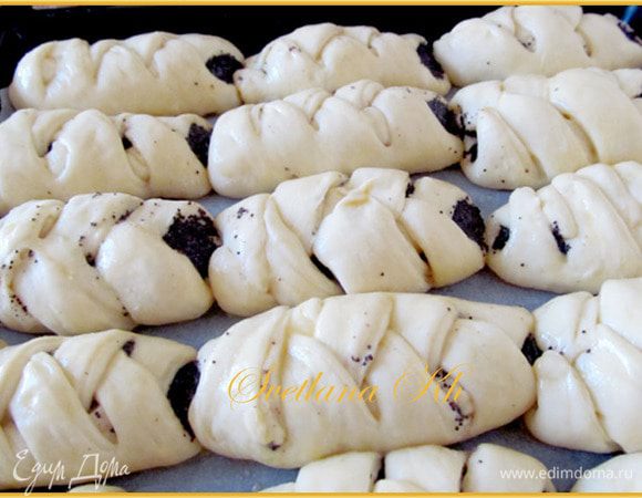 Поставить пироги на расстойку в теплое место минут на 30-40. Затем смазать яйцом и выпечь в духовке. Духовки у всех разные и пекут при разной температуре. Моя электрическая печет при 180 гр, а мамина газовая - при 210-220.