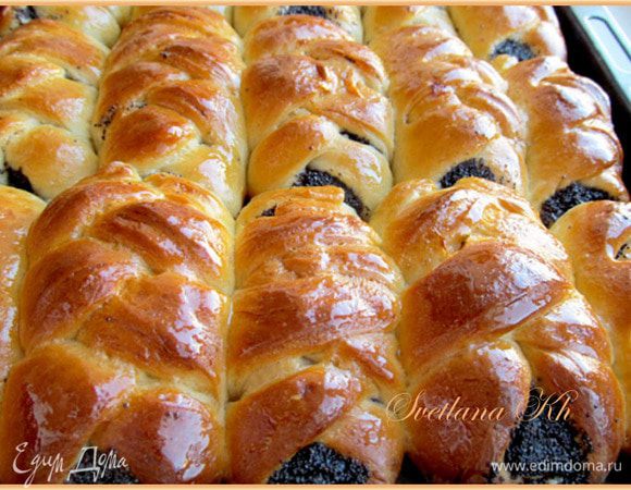 Достать из духовки, сбрызнуть водой и накрыть полотенцем на 10 минут, дать отдохнуть. Я люблю смазывать  пирожки сладким сиропом или жидким медом.